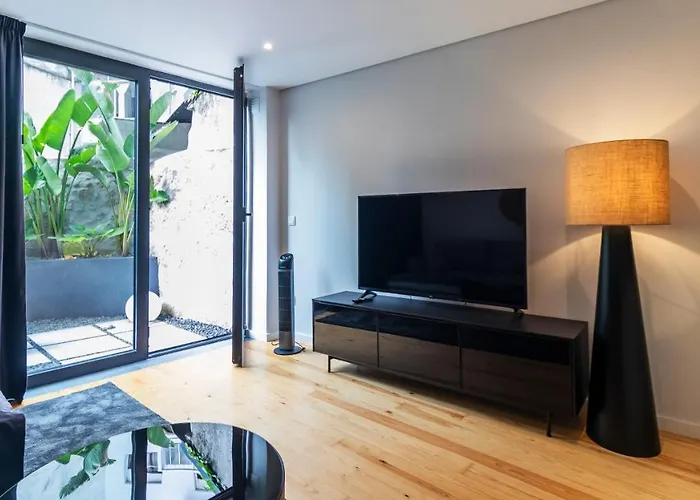 Premium 2br Flat Near Santa Catarina By Lovelystay Порту