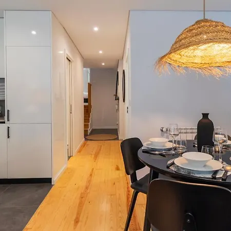 Premium 2br Flat Near Santa Catarina By Lovelystay アパート ポルト