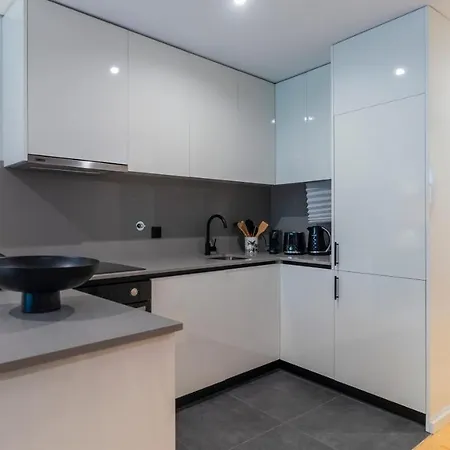 Premium 2br Flat Near Santa Catarina By Lovelystay * ポルト