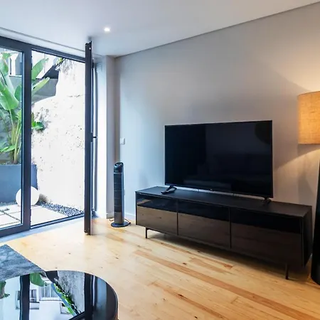 Premium 2br Flat Near Santa Catarina By Lovelystay ポルト